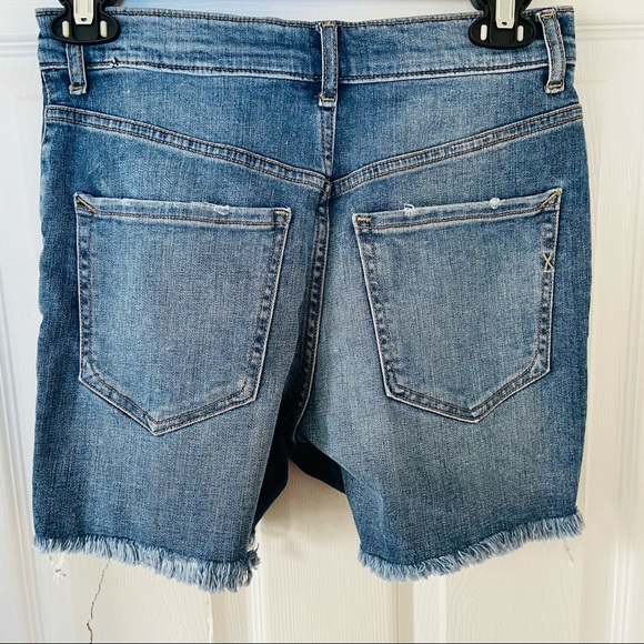 NWT EXPRESS midi high rise raw hem distressed jean shorts Size 0 - Picture 3 of 12